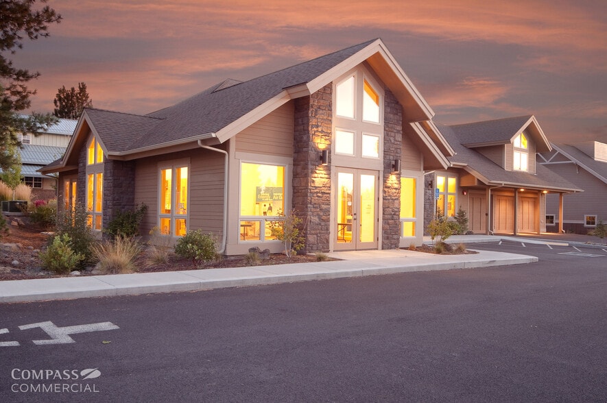 593 York Dr. & 2789 NW Clearwater Dr portfolio of 2 properties for sale on LoopNet.ca - Building Photo - Image 3 of 12