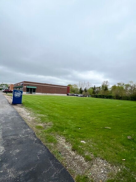 60 E Belvidere Rd, Hainesville, IL à vendre - Photo du bâtiment - Image 2 de 5