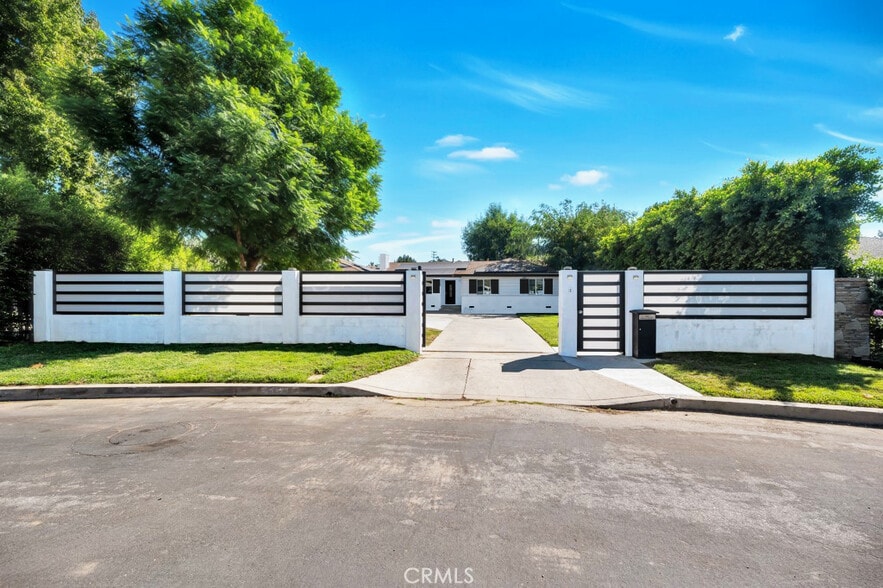 8738 Paso Robles Ave, Sherwood Forest, CA for lease - Building Photo - Image 1 of 11