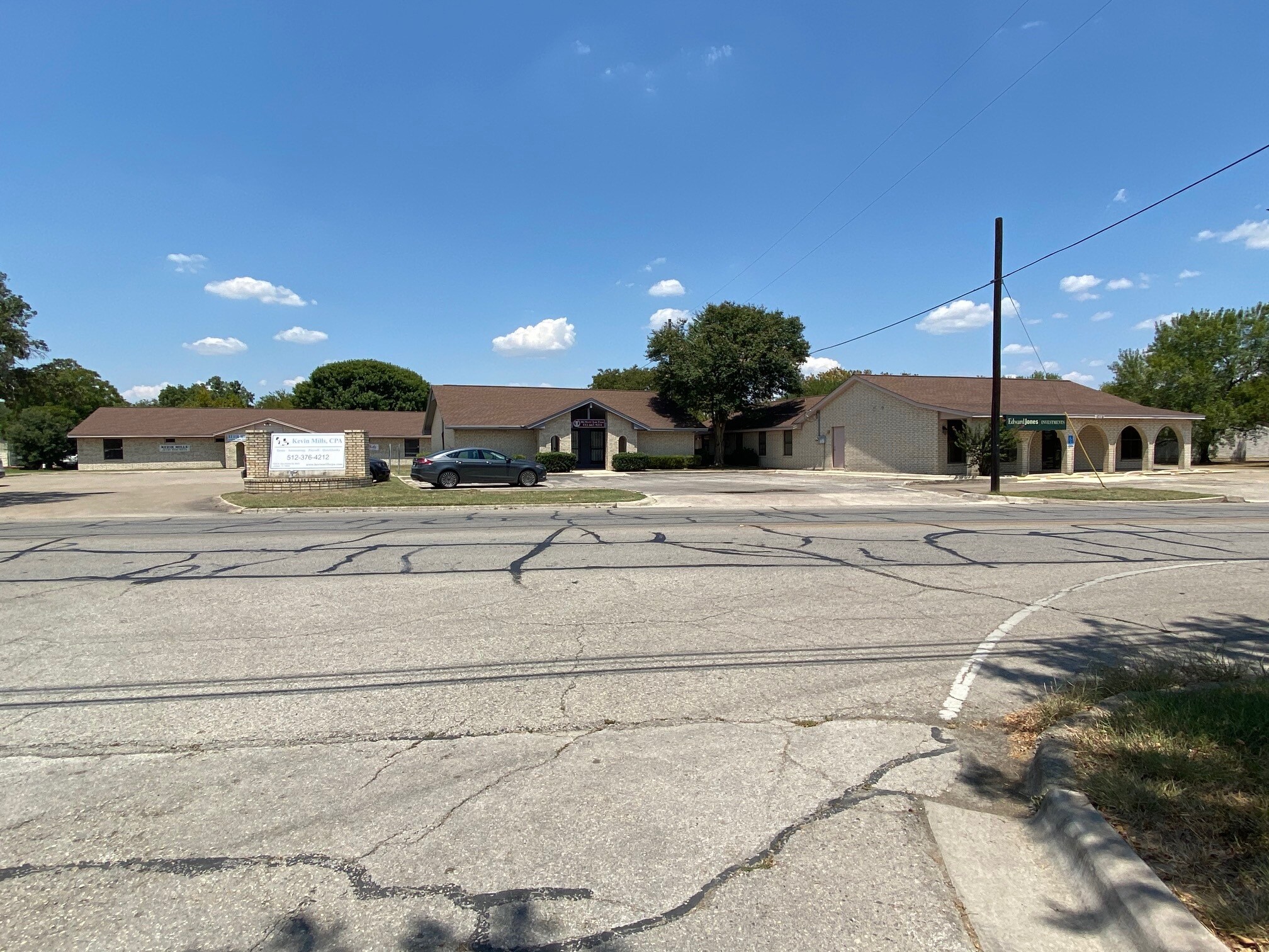 1011 W San Antonio St, Lockhart, TX à louer Photo du bâtiment- Image 1 de 7