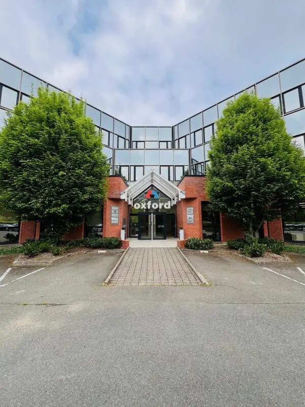 Office in Montigny-le-Bretonneux for lease Building Photo- Image 1 of 33