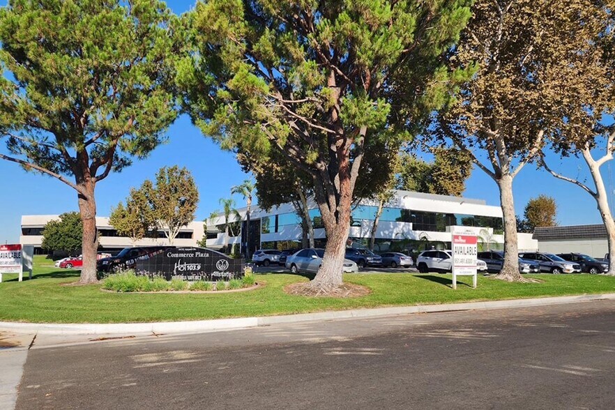 242 E Airport Dr, San Bernardino, CA à louer - Photo du bâtiment - Image 2 de 7
