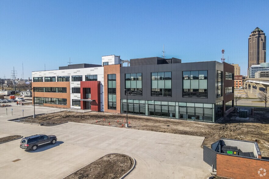 220 SW 9th St, Des Moines, IA à louer - Photo du bâtiment - Image 3 de 23