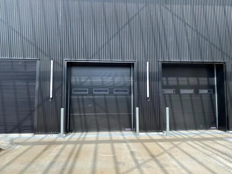 Flex in Lezennes for lease - Building Photo - Image 2 of 11