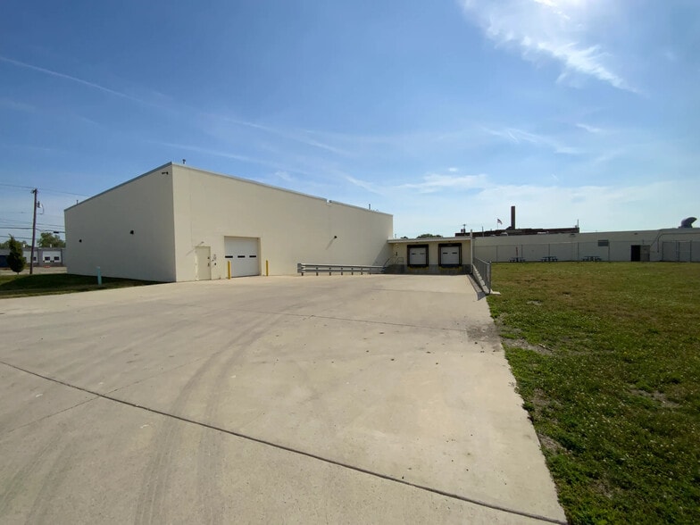 211 Sylvania Ave, Toledo, OH for lease - Primary Photo - Image 2 of 12
