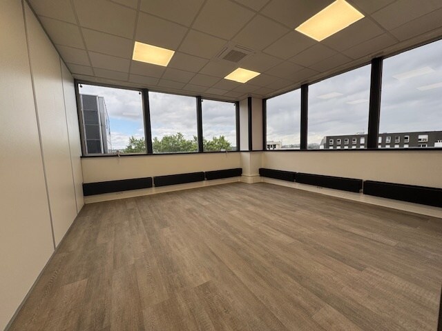 8 Rue Henri Becquerel, Rueil-Malmaison à louer - Photo du bâtiment - Image 2 de 9