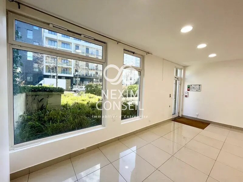 Retail in Suresnes for sale Lobby- Image 1 of 18