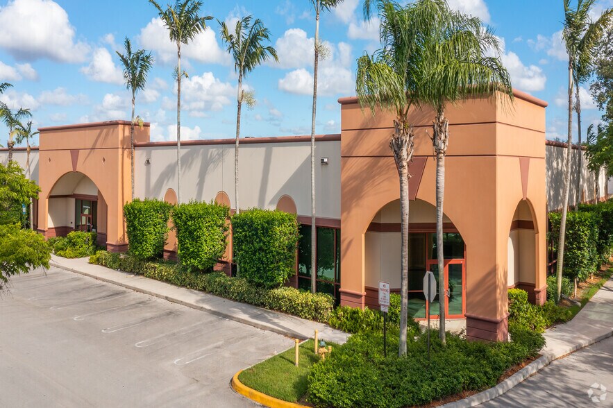 3001-3045 N Commerce Pky, Miramar, FL à louer - Photo du bâtiment - Image 1 de 7