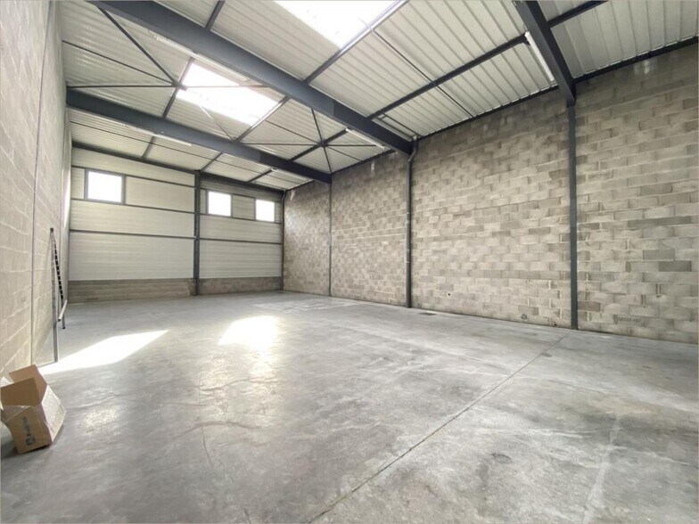 Flex in Saint-Priest for lease - Interior Photo - Image 1 of 5