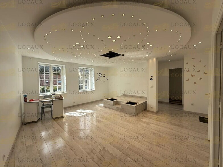 Retail in SAINT-OUEN-L'AUMONE for lease - Interior Photo - Image 2 of 10