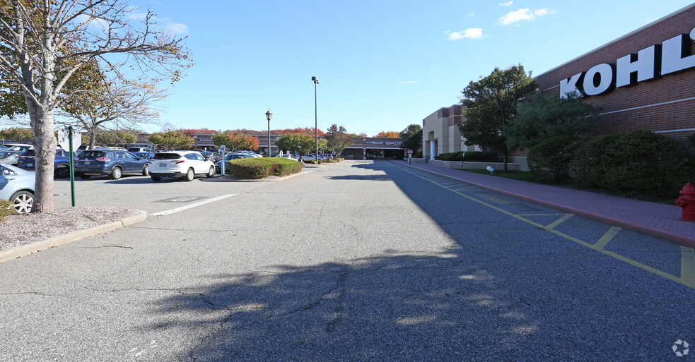 2020-2060 Sunrise Hwy, Bay Shore, NY for lease - Primary Photo - Image 3 of 5