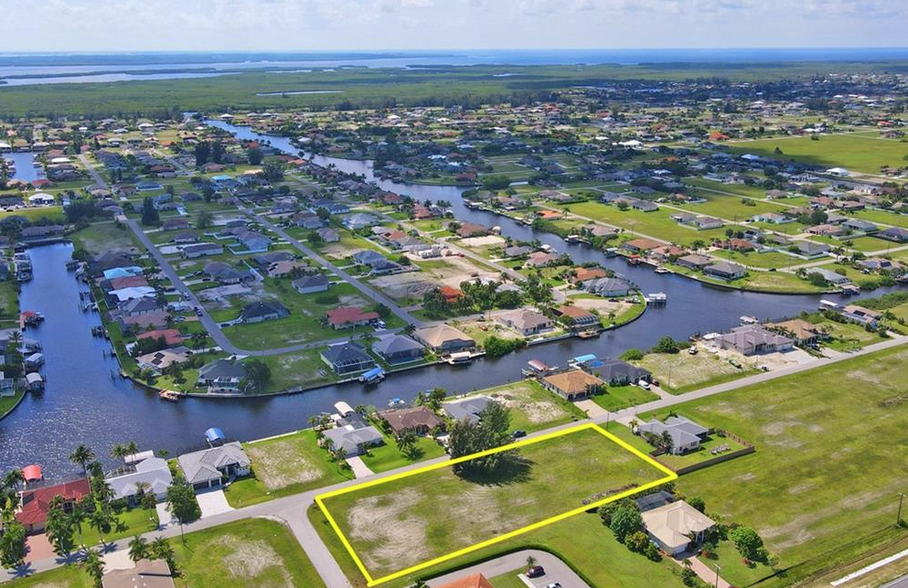 223 NW 32nd Pl, Cape Coral, FL à vendre - Photo du bâtiment - Image 1 de 1