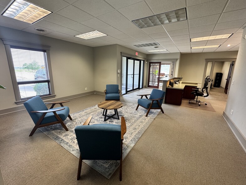 1713 Tullamore Ave, Bloomington, IL for lease - Building Photo - Image 2 of 13