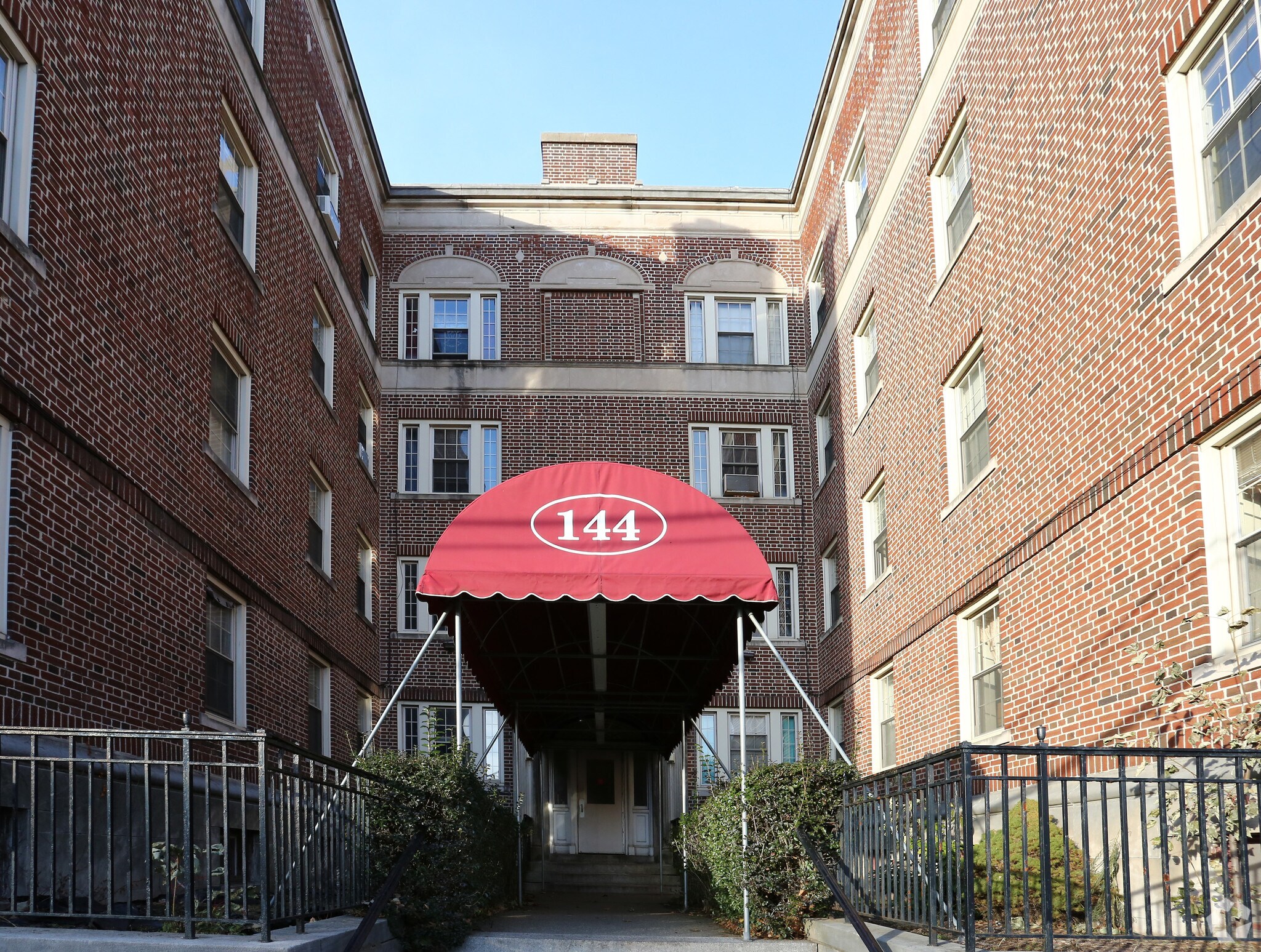 144 Grove St, Waterbury, CT à vendre Photo du bâtiment- Image 1 de 8