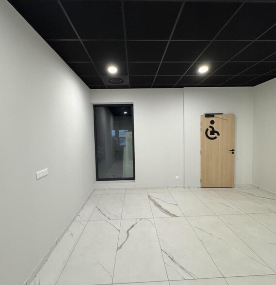 Office/Medical in Bruges for lease - Interior Photo - Image 2 of 5
