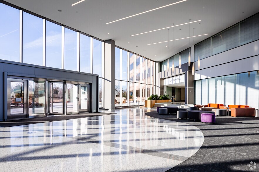1 Mid America Plz, Oakbrook Terrace, IL à louer - Hall d’entrée - Image 2 de 38