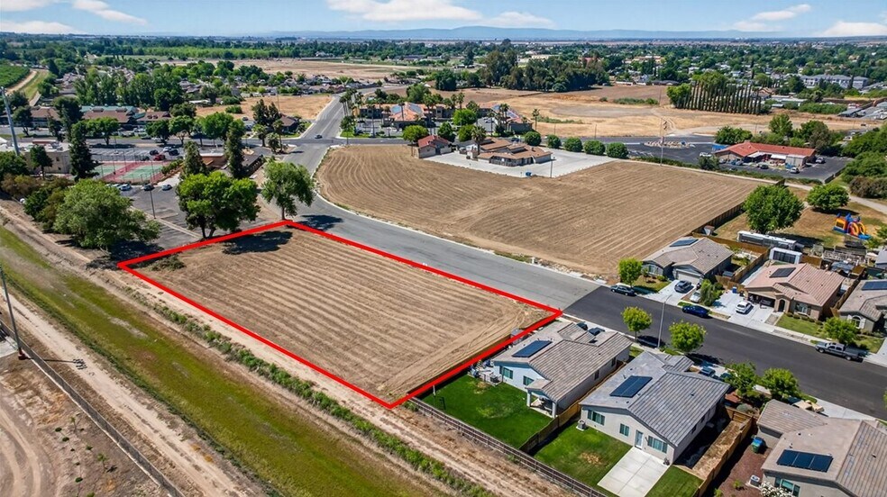 430 Daphne ln, Lemoore, CA à vendre - Photo du bâtiment - Image 2 de 5