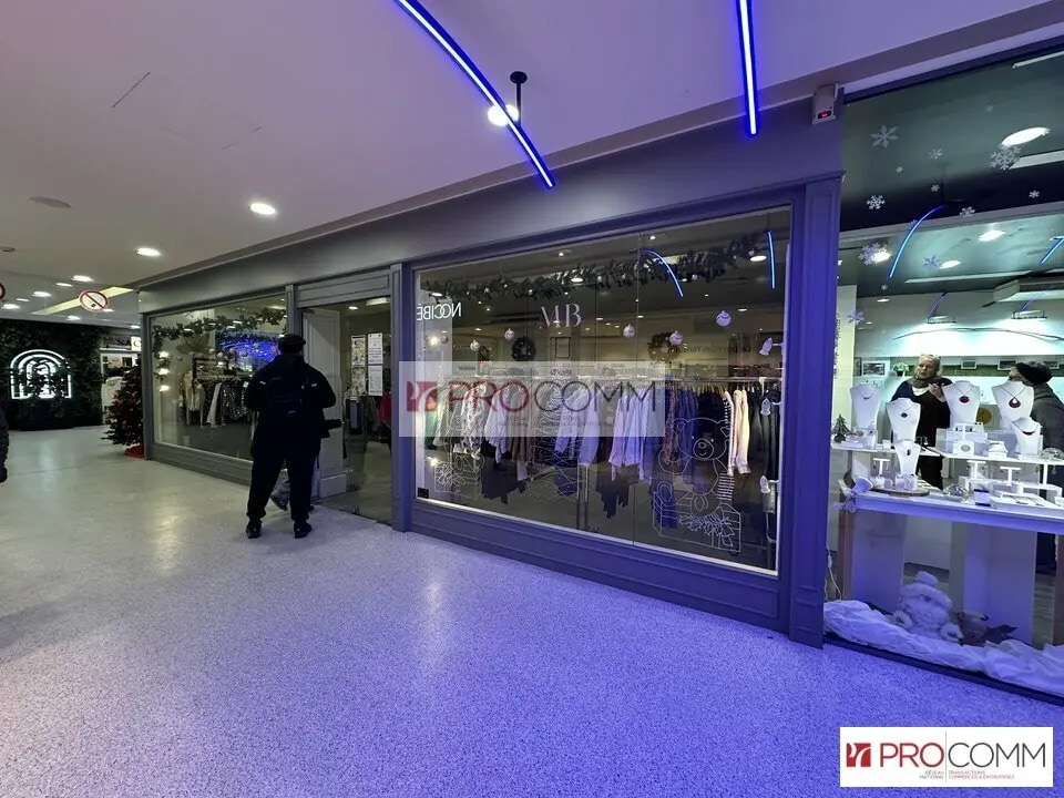 Retail in Chartres for lease Building Photo- Image 1 of 2