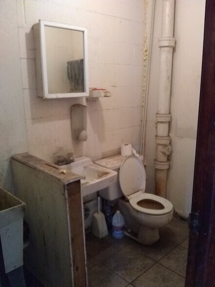 29A Midland Ave, Hicksville, NY à louer - Photo du bâtiment - Image 3 de 12