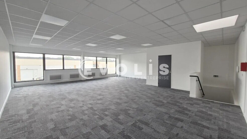 Flex in Bussy-Saint-Georges for lease - Interior Photo - Image 2 of 6