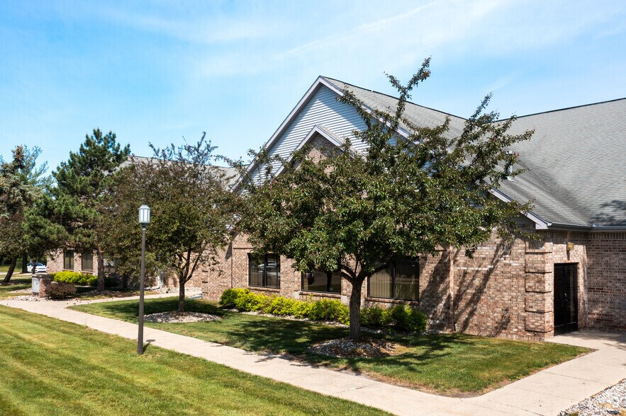 3965 Okemos Rd, Okemos, MI à louer - Photo du bâtiment - Image 1 de 5