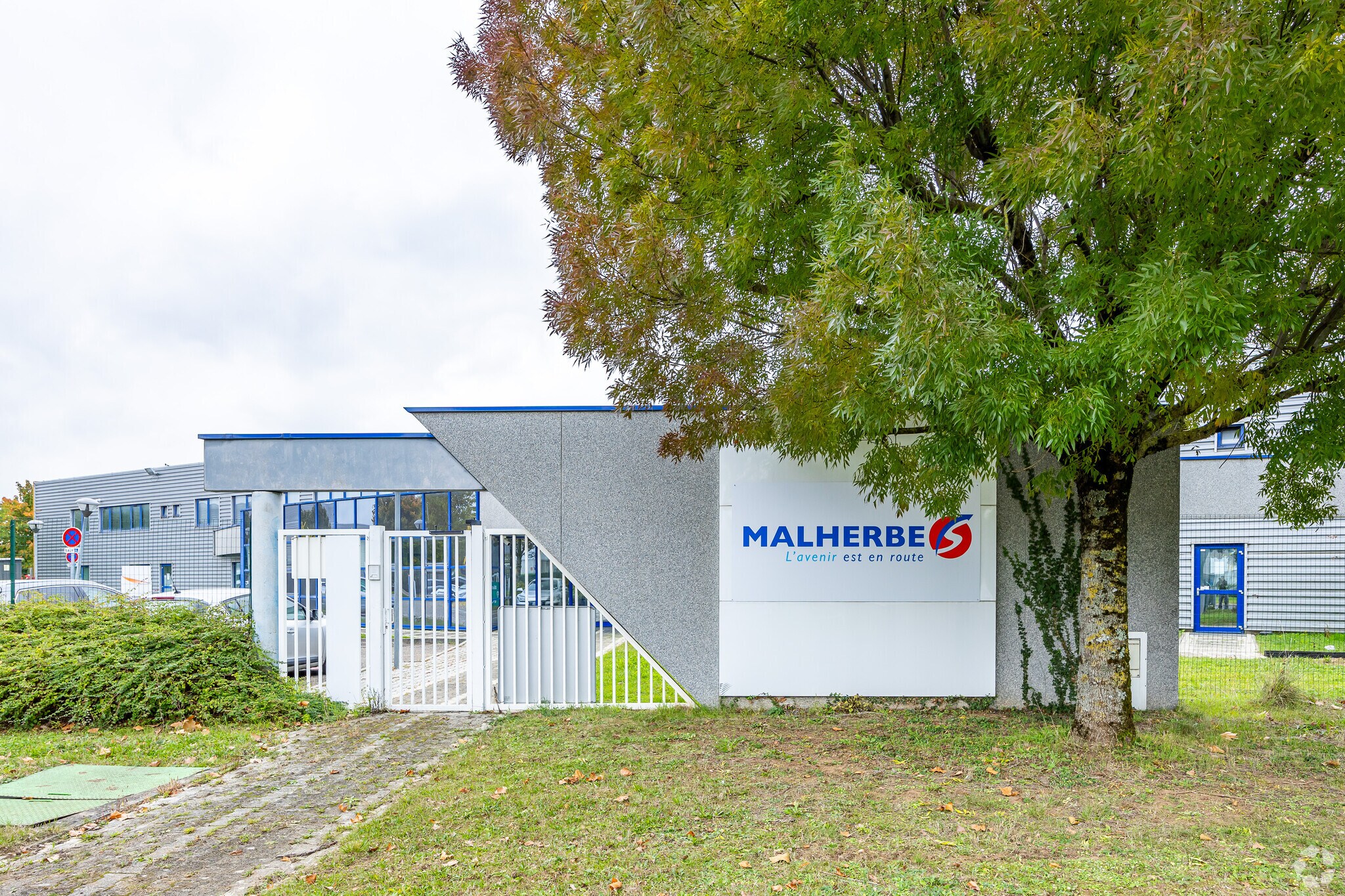 Flex in Saint-Quentin-Fallavier for lease Primary Photo- Image 1 of 5