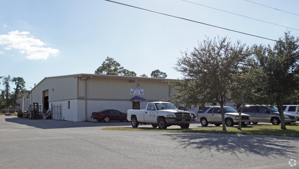 2304 Bruner Ln, Fort Myers, FL for lease - Primary Photo - Image 1 of 5