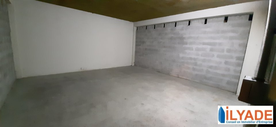 Industrial in Aix-en-Provence for lease Building Photo- Image 1 of 3