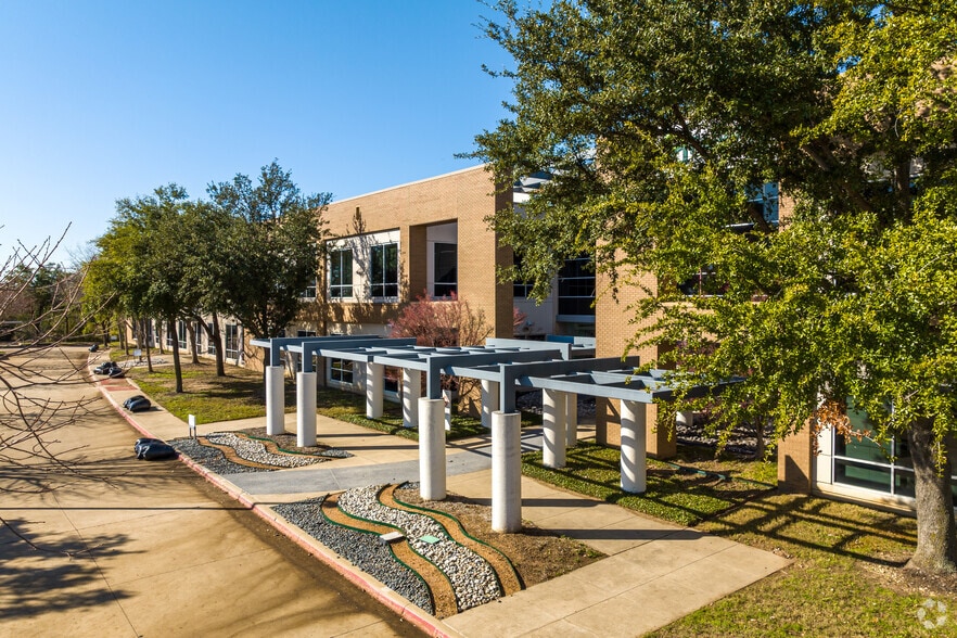 4201 Marsh Ln, Carrollton, TX à vendre - Photo principale - Image 1 de 19