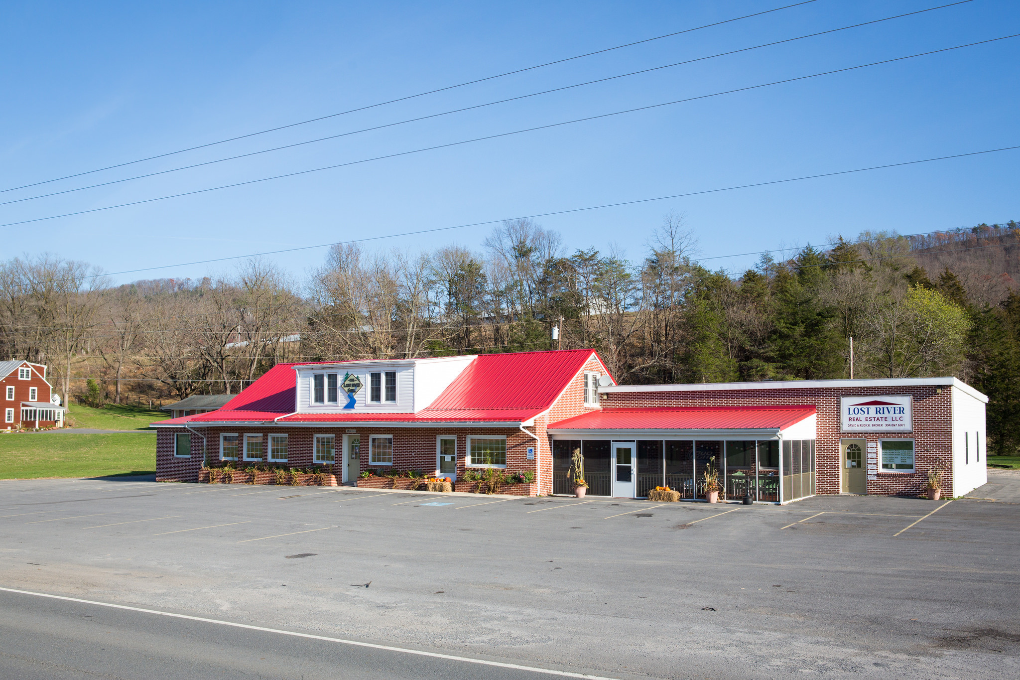 Lost River Grill, Motel/Bed & Breakfast portefeuille de 2 propriétés à vendre sur LoopNet.ca Photo principale- Image 1 de 2