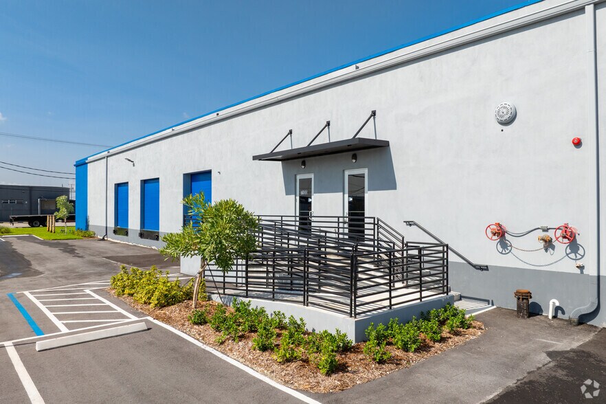 7100 NW 36th Ave, Miami, FL à louer - Photo du bâtiment - Image 3 de 20