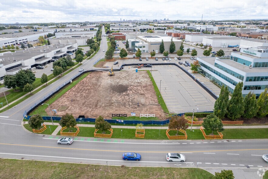 2350 Bristol Cir, Oakville, ON à louer - Photo du bâtiment - Image 2 de 3