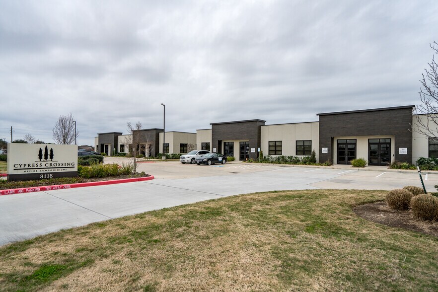8118 Fry Rd, Cypress, TX à louer - Photo du bâtiment - Image 2 de 3
