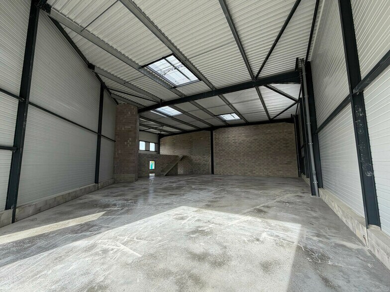 Flex in Bétheny for lease - Interior Photo - Image 3 of 10