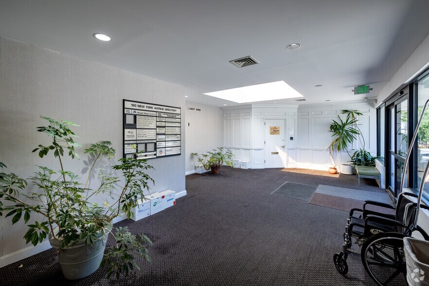 120 New York Ave, Huntington, NY à vendre - Hall d’entrée - Image 2 de 6