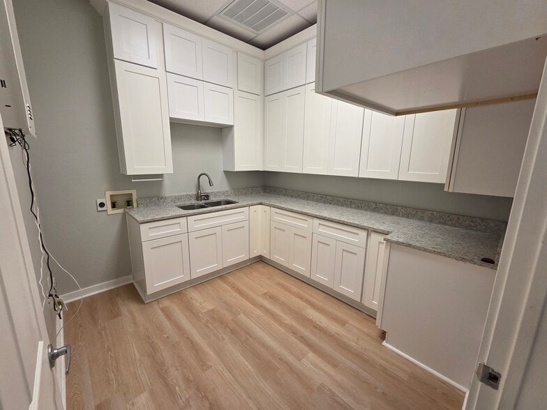 1906 S Bagdad Rd, Leander, TX for lease - Interior Photo - Image 2 of 9