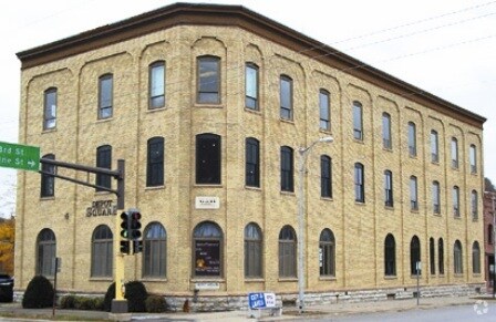 303 1st Ave NE, Faribault, MN à louer - Photo du bâtiment - Image 2 de 12