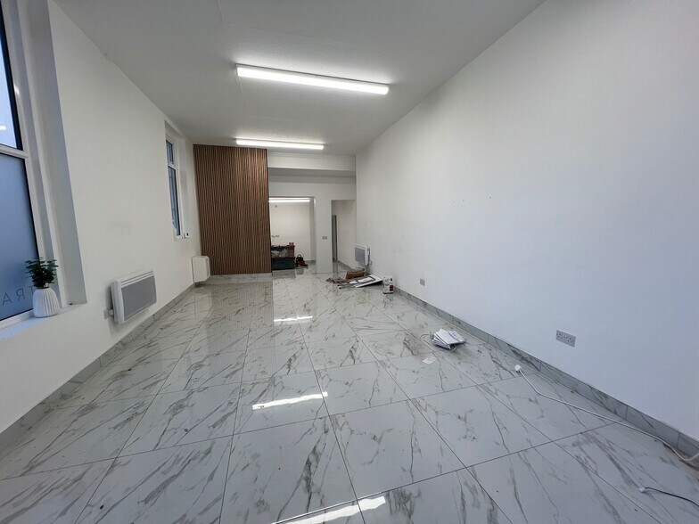 50 Bromham Rd, Bedford à louer - Photo du bâtiment - Image 3 de 5