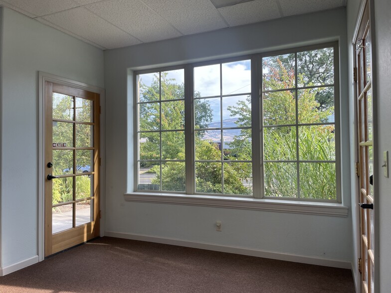 1630 Siskiyou Blvd, Ashland, OR for lease - Interior Photo - Image 3 of 17