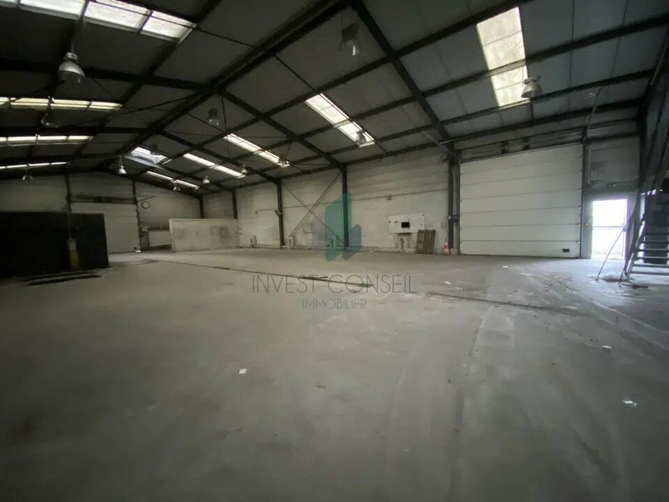 Flex in Pierrelaye for lease Building Photo- Image 1 of 5