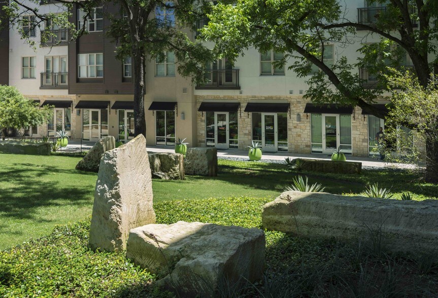 809 S Lamar Blvd, Austin, TX à louer - Photo du bâtiment - Image 2 de 4