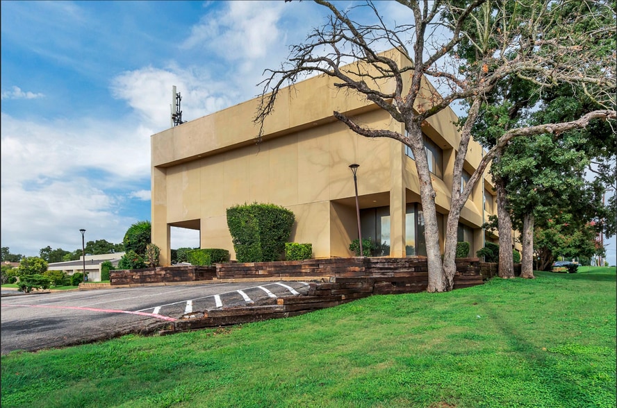 803 Forest Ridge Dr, Bedford, TX for lease - Building Photo - Image 3 of 6