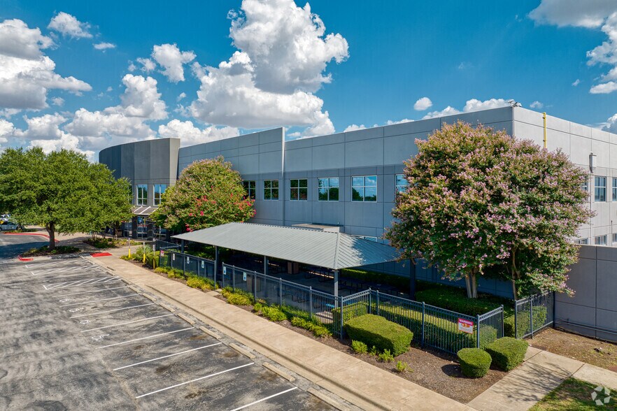 201 W Howard Ln, Austin, TX for lease - Building Photo - Image 1 of 8