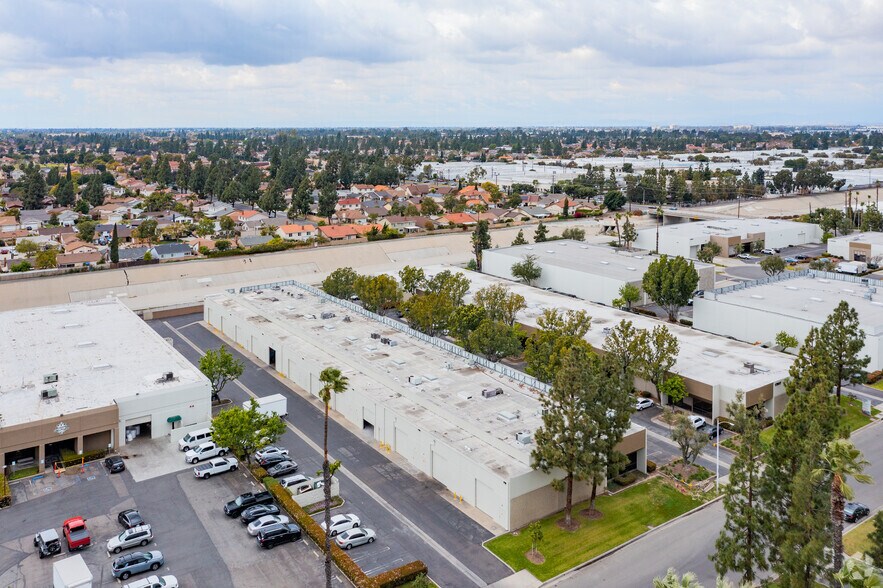 17517 Fabrica Way, Cerritos, CA à louer - Photo du bâtiment - Image 3 de 4