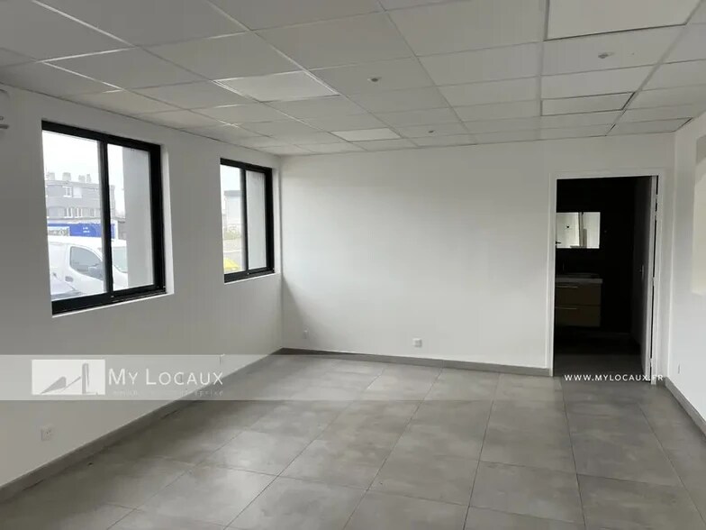 Flex in Gennevilliers for lease - Interior Photo - Image 1 of 5