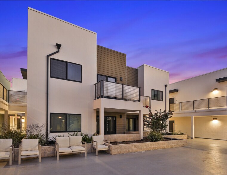 1300 W Mission Blvd, Pomona, CA à vendre - Photo du bâtiment - Image 2 de 85