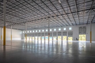 5402-5424 Hangar Ct, Tampa, FL for lease Interior Photo- Image 1 of 5