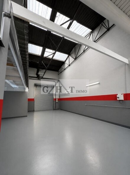 Industrial in Fontenay-Trésigny for lease - Interior Photo - Image 1 of 5