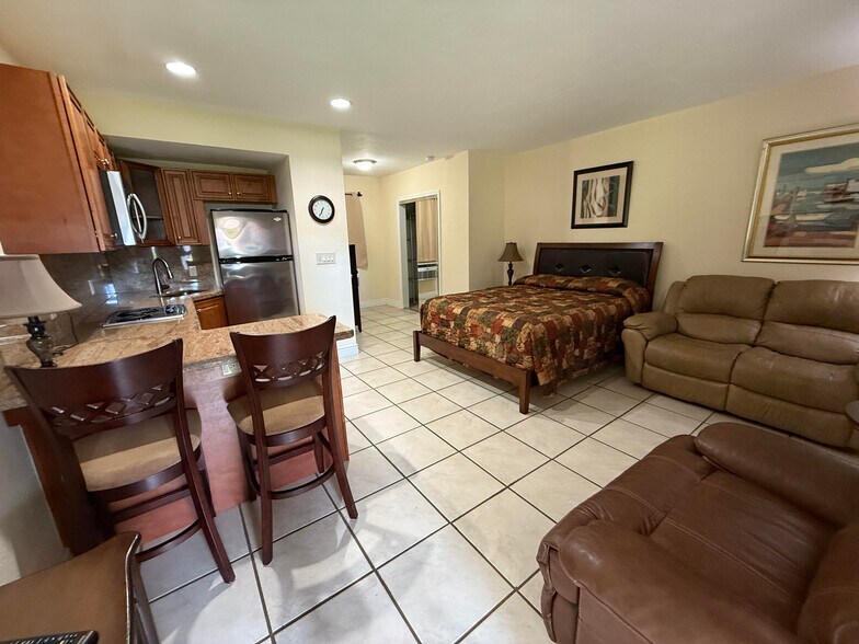 811 NE 10th St, Hallandale Beach, FL à vendre - Photo du bâtiment - Image 2 de 6