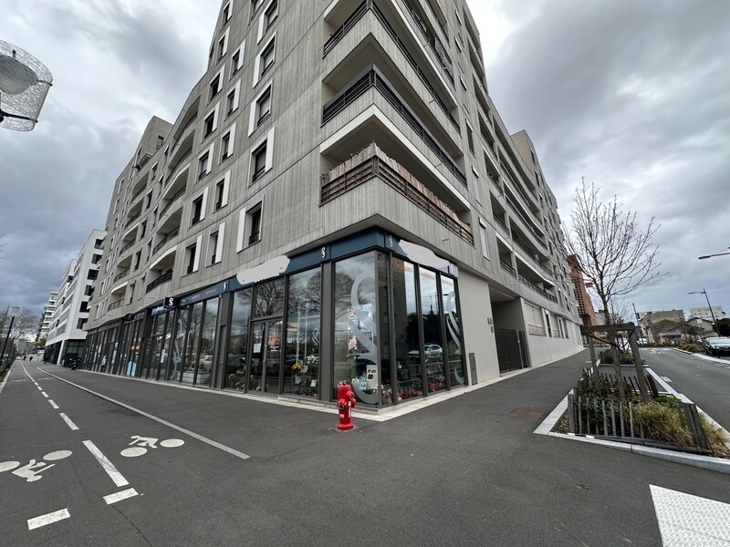 Commerce de détail dans Villeurbanne à louer Photo du bâtiment- Image 1 de 4